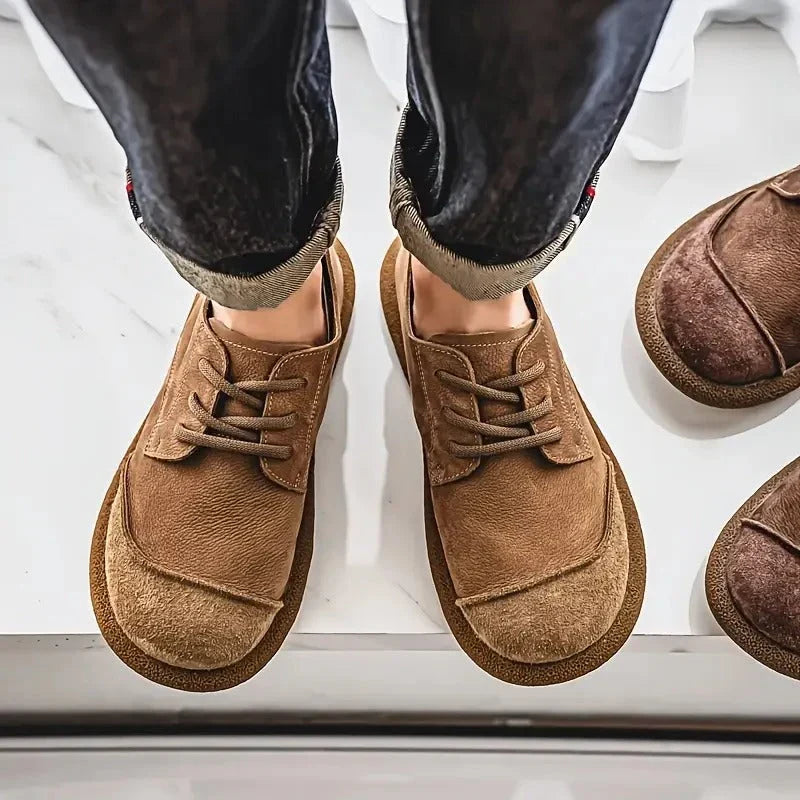 Chaussures André portées avec un pantalon